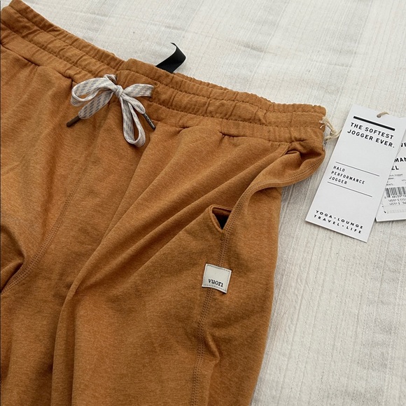 Vuori Halo Performance Jogger in Flax Heather - Picture 2 of 4